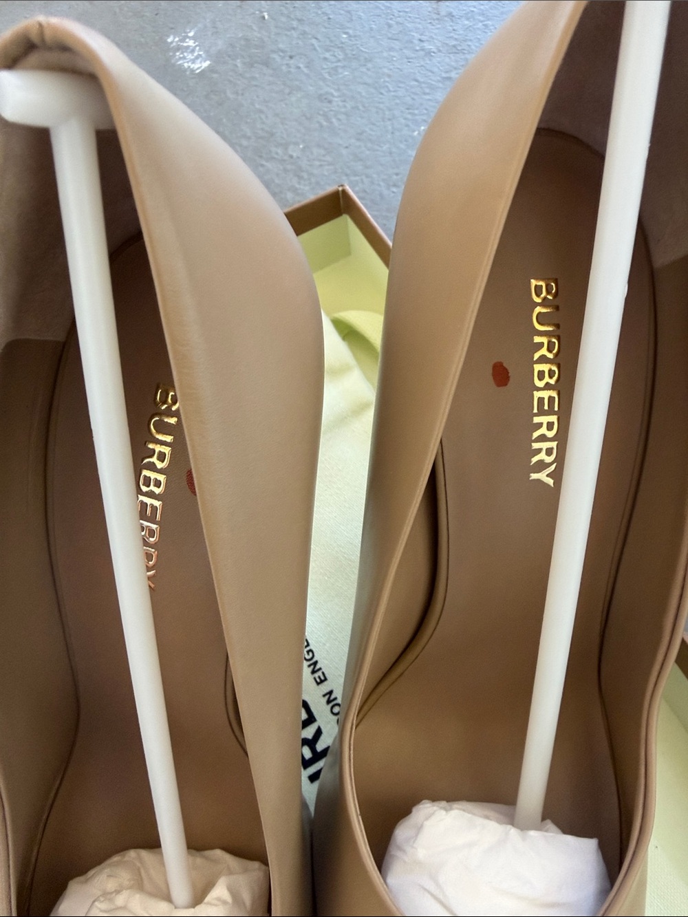 NWT Burberry Ezra Nude/Tan Pointed Leather Pumps with Gold TB Emblem size 37.5 - Picture 4 of 11